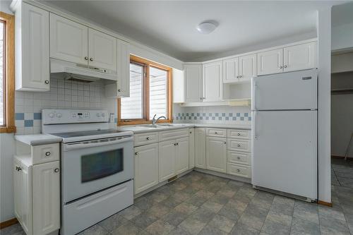 121 Maple Avenue, Mitchell, MB - Indoor Photo Showing Kitchen With Double Sink