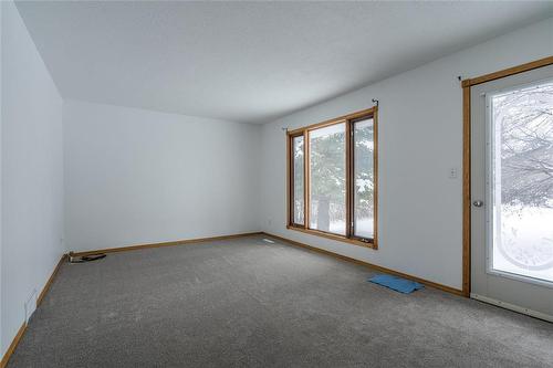 121 Maple Avenue, Mitchell, MB - Indoor Photo Showing Other Room