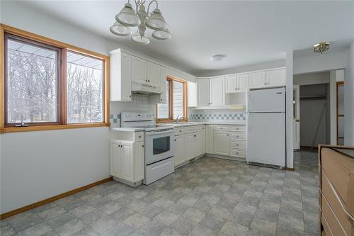 121 Maple Avenue, Mitchell, MB - Indoor Photo Showing Kitchen