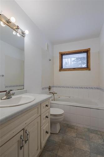 121 Maple Avenue, Mitchell, MB - Indoor Photo Showing Bathroom