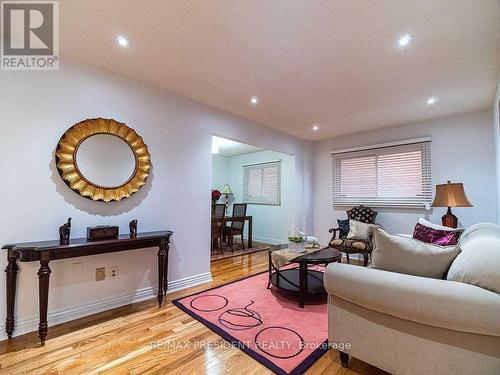 423 Brownridge Drive, Vaughan, ON - Indoor Photo Showing Living Room