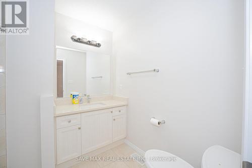 15 Eliza Avenue N, Kitchener, ON - Indoor Photo Showing Bathroom