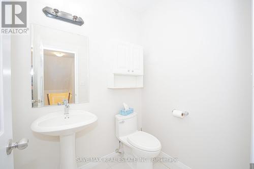 15 Eliza Avenue N, Kitchener, ON - Indoor Photo Showing Bathroom