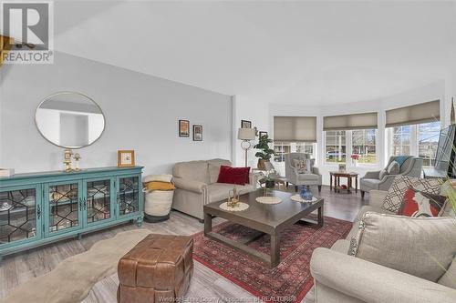 569 Cabana Road, Windsor, ON - Indoor Photo Showing Living Room