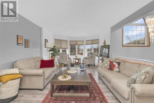 569 Cabana Road, Windsor, ON - Indoor Photo Showing Living Room