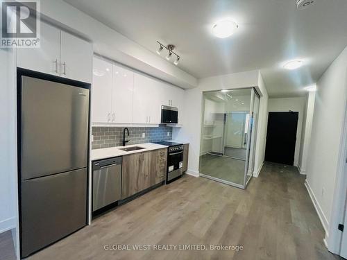 425 - 2343 Khalsa Gate, Oakville, ON - Indoor Photo Showing Kitchen