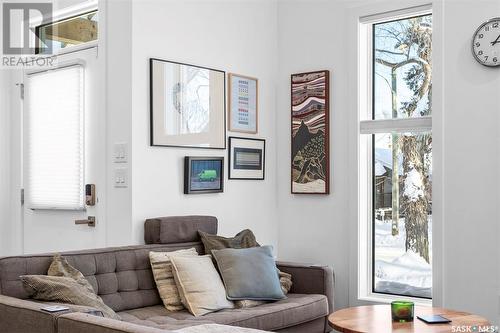 721 I Avenue S, Saskatoon, SK - Indoor Photo Showing Living Room