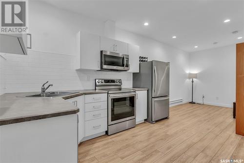 721 I Avenue S, Saskatoon, SK - Indoor Photo Showing Kitchen With Double Sink With Upgraded Kitchen