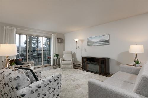 103-489 Highway 33 Highway, Kelowna, BC - Indoor Photo Showing Living Room With Fireplace