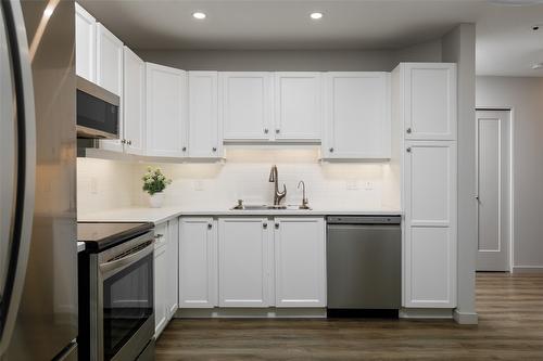 103-489 Highway 33 Highway, Kelowna, BC - Indoor Photo Showing Kitchen With Upgraded Kitchen