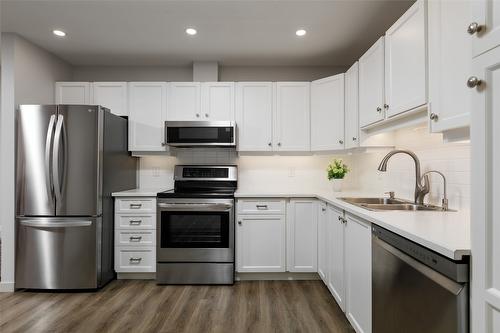 103-489 Highway 33 Highway, Kelowna, BC - Indoor Photo Showing Kitchen With Double Sink