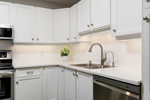 103-489 Highway 33 Highway, Kelowna, BC - Indoor Photo Showing Kitchen With Double Sink With Upgraded Kitchen