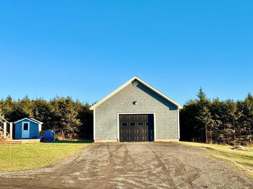 Garage - 46 Ch. De L'Église, Les Îles-De-La-Madeleine, QC - Outdoor