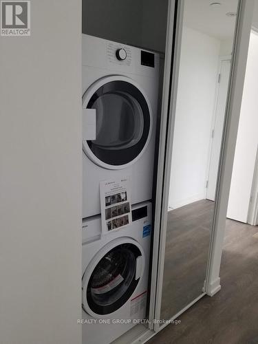 4002 - 898 Portage Parkway, Vaughan, ON - Indoor Photo Showing Laundry Room