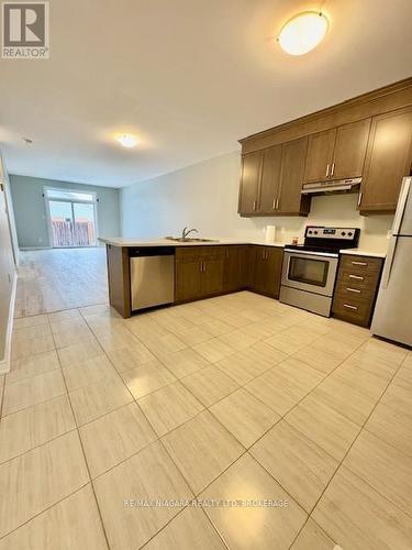 39 Ellis Avenue, St. Catharines (456 - Oakdale), ON - Indoor Photo Showing Kitchen