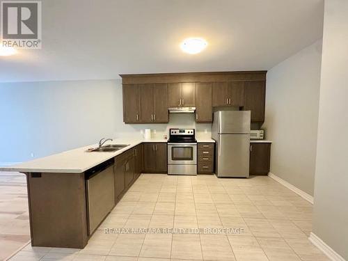 39 Ellis Avenue, St. Catharines (456 - Oakdale), ON - Indoor Photo Showing Kitchen With Double Sink