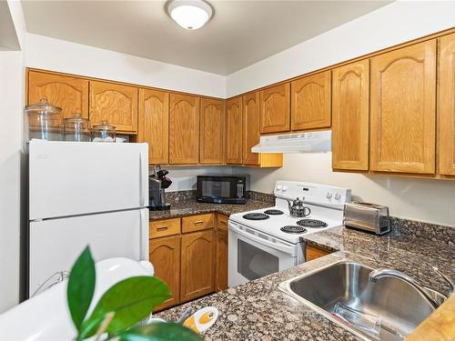 412-30 Cavan St, Nanaimo, BC - Indoor Photo Showing Kitchen With Double Sink