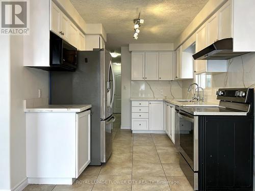 956 Bianca Court, Kitchener, ON - Indoor Photo Showing Kitchen