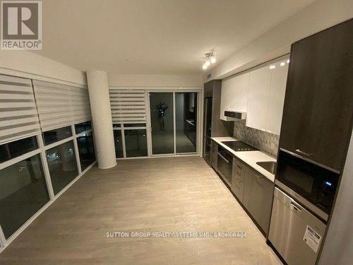 807 - 11 Lillian Street, Toronto, ON - Indoor Photo Showing Kitchen