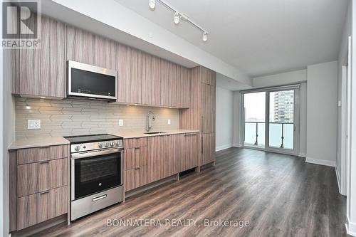 703 - 4130 Parkside Village Drive, Mississauga, ON - Indoor Photo Showing Kitchen