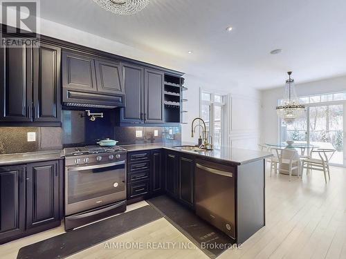 75 Brass Drive, Richmond Hill, ON - Indoor Photo Showing Kitchen With Upgraded Kitchen