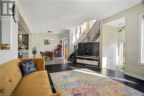 22 Frontier Drive, Thorold (560 - Rolling Meadows), ON - Indoor Photo Showing Living Room