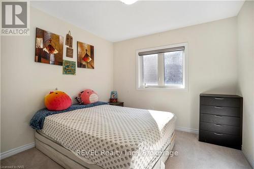 22 Frontier Drive, Thorold (560 - Rolling Meadows), ON - Indoor Photo Showing Bedroom