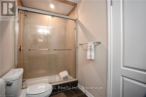 22 Frontier Drive, Thorold (560 - Rolling Meadows), ON - Indoor Photo Showing Bathroom