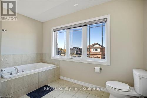 22 Frontier Drive, Thorold (560 - Rolling Meadows), ON - Indoor Photo Showing Bathroom