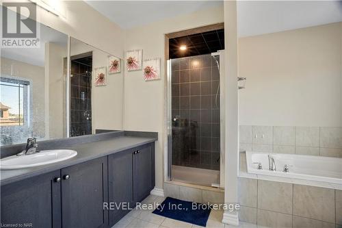 22 Frontier Drive, Thorold (560 - Rolling Meadows), ON - Indoor Photo Showing Bathroom