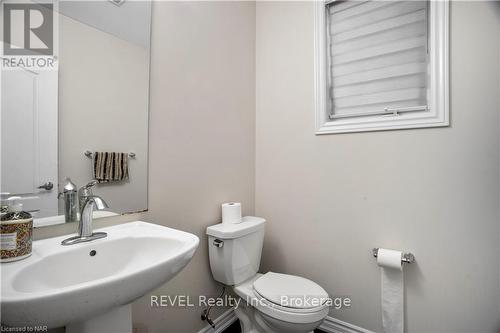 22 Frontier Drive, Thorold (560 - Rolling Meadows), ON - Indoor Photo Showing Bathroom