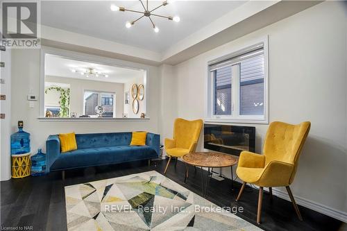 22 Frontier Drive, Thorold (560 - Rolling Meadows), ON - Indoor Photo Showing Living Room With Fireplace