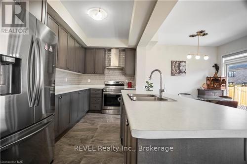 22 Frontier Drive, Thorold (560 - Rolling Meadows), ON - Indoor Photo Showing Kitchen With Stainless Steel Kitchen With Double Sink With Upgraded Kitchen