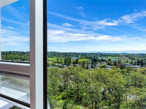 802-4009 Rainbow Hill Lane, Saanich, BC -  With View