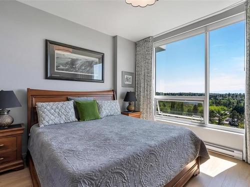 802-4009 Rainbow Hill Lane, Saanich, BC - Indoor Photo Showing Bedroom