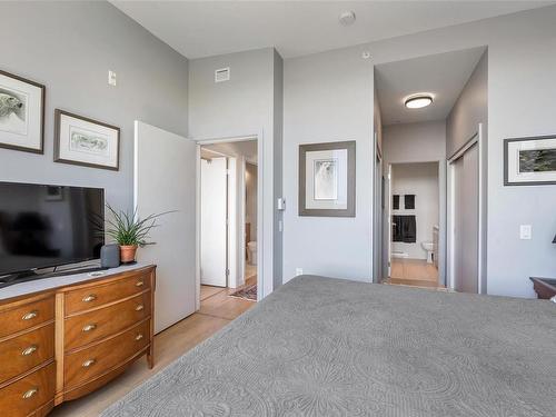 802-4009 Rainbow Hill Lane, Saanich, BC - Indoor Photo Showing Bedroom