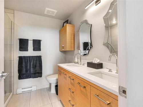 802-4009 Rainbow Hill Lane, Saanich, BC - Indoor Photo Showing Bathroom