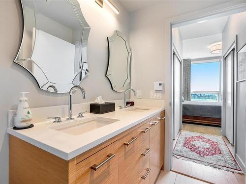 802-4009 Rainbow Hill Lane, Saanich, BC - Indoor Photo Showing Bathroom