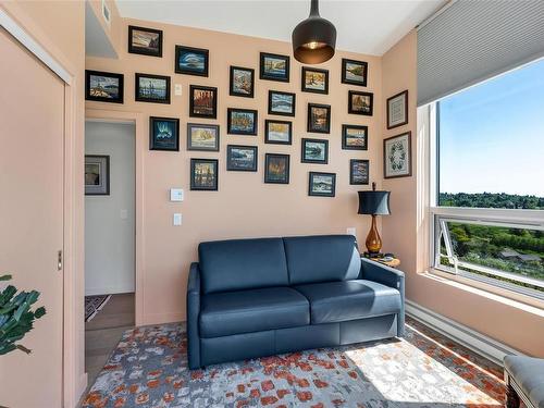 802-4009 Rainbow Hill Lane, Saanich, BC - Indoor Photo Showing Living Room