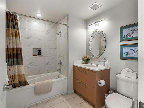 802-4009 Rainbow Hill Lane, Saanich, BC - Indoor Photo Showing Bathroom