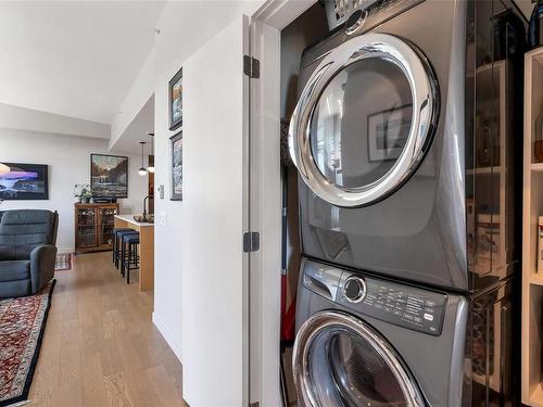 802-4009 Rainbow Hill Lane, Saanich, BC - Indoor Photo Showing Laundry Room