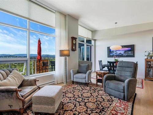 802-4009 Rainbow Hill Lane, Saanich, BC - Indoor Photo Showing Living Room