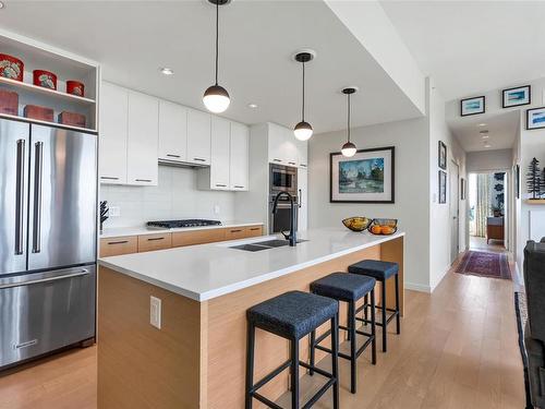 802-4009 Rainbow Hill Lane, Saanich, BC - Indoor Photo Showing Kitchen With Double Sink With Upgraded Kitchen