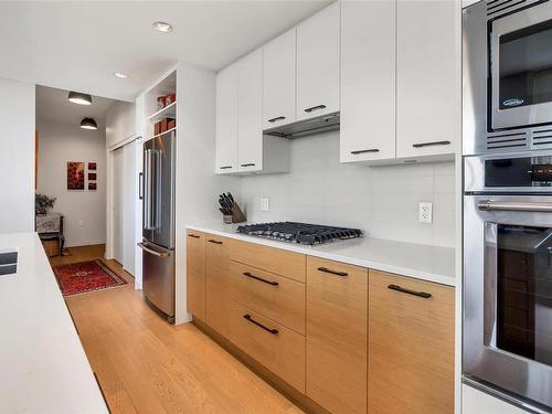 802-4009 Rainbow Hill Lane, Saanich, BC - Indoor Photo Showing Kitchen With Upgraded Kitchen