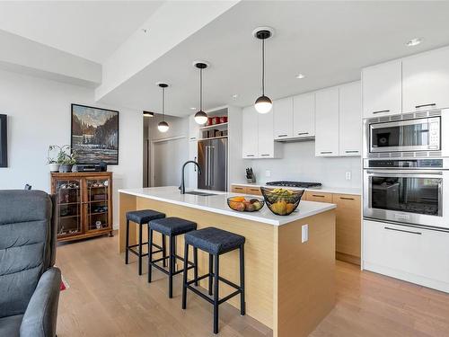 802-4009 Rainbow Hill Lane, Saanich, BC - Indoor Photo Showing Kitchen With Upgraded Kitchen