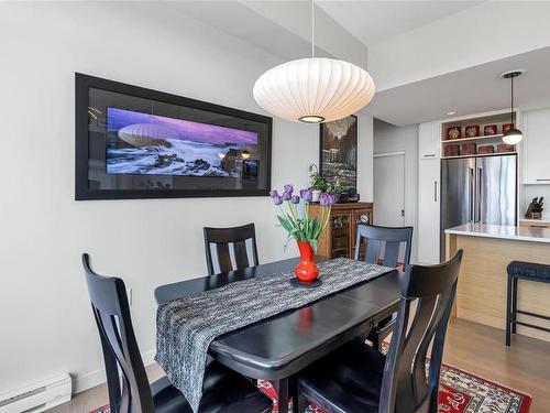 802-4009 Rainbow Hill Lane, Saanich, BC - Indoor Photo Showing Dining Room