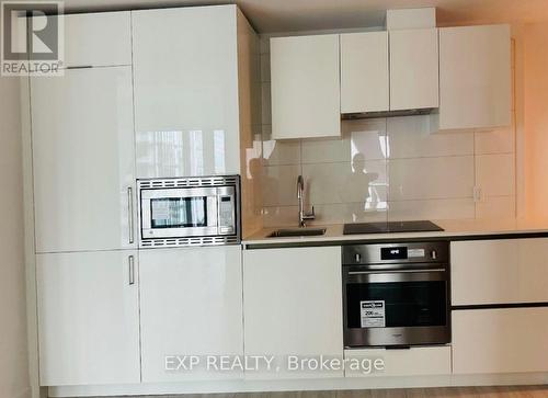 824 - 230 Simcoe Street, Toronto, ON - Indoor Photo Showing Kitchen