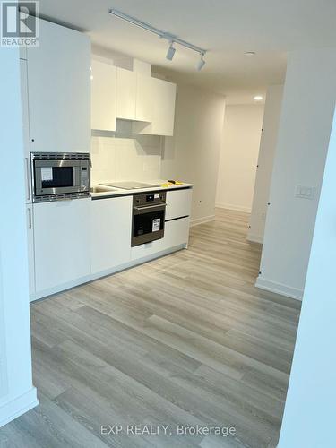 824 - 230 Simcoe Street, Toronto, ON - Indoor Photo Showing Kitchen