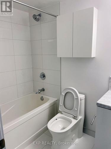 824 - 230 Simcoe Street, Toronto, ON - Indoor Photo Showing Bathroom