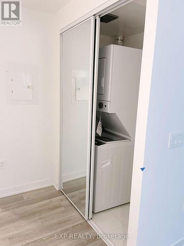 824 - 230 Simcoe Street, Toronto, ON - Indoor Photo Showing Laundry Room